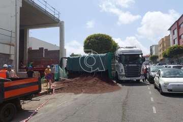 Aparatoso vuelco del trailer de un camión en la obra de Lidl de Arnao (Telde)/TA.